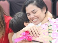 Alunos do São Luiz  emocionam com homenagens às mamãe