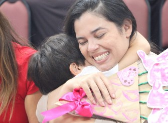 Alunos do São Luiz  emocionam com homenagens às mamãe