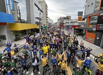 Passeio Ciclístico reúne centenas de famílias