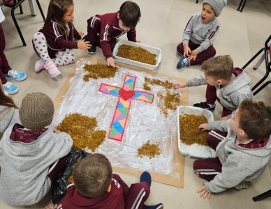 Alunos confeccionam tapetes para Corpus Christi