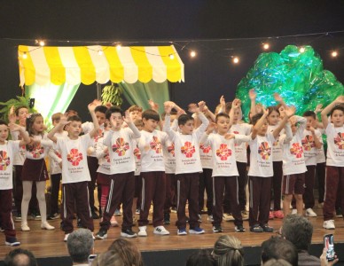 Alunos do Colégio São Luiz apresentam recital de poesias