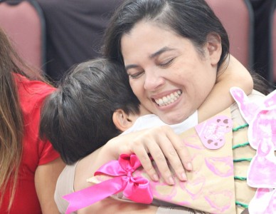 Alunos do São Luiz  emocionam com homenagens às mamãe