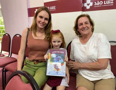 Alunos dos primeiros anos entregam o Livro da Vida 
