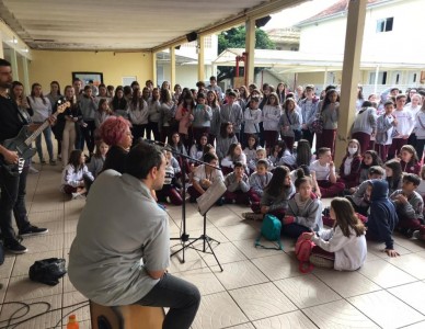 Dia do Estudante é marcado por surpresas