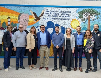 Diretor e coordenadora bilíngue conhecem escolas do Chile