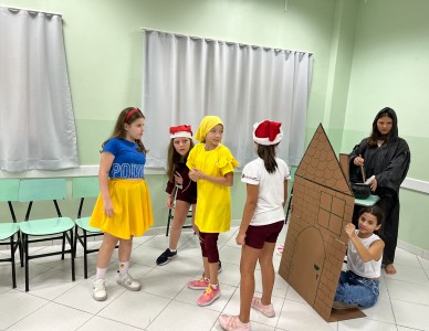 Encenação de paródias de contos de fadas 