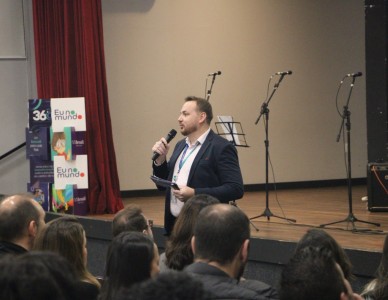Encontro reúne 400 educadores de 15 escolas catarinenses
