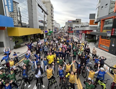 Passeio Ciclístico reúne centenas de famílias