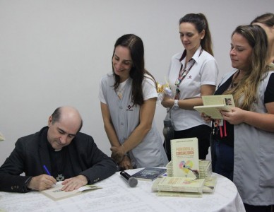 Colaboradores do Colégio São Luiz são presenteados com livro